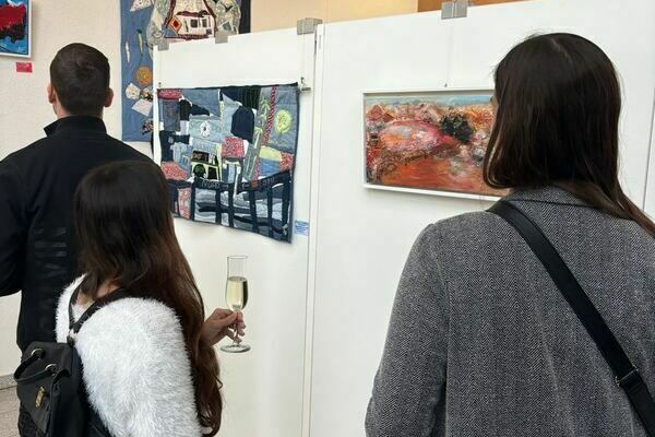 Besucher bewundern die Werke: "Stadt der Zukunft - Nord - S�d", 2023, Textilarbeit, Elv. A. Str�uber