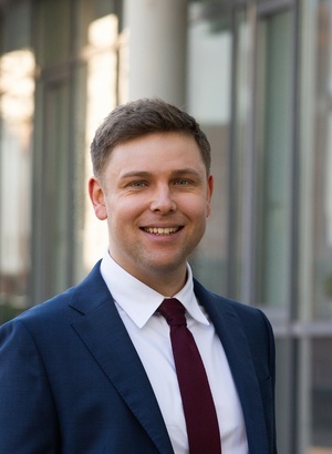 B�rgermeister Fabian Egle in blauem Anzug mit dunkelroter Krawatte