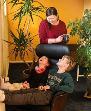 Familie macht es sich an der Heizung gem�tlich