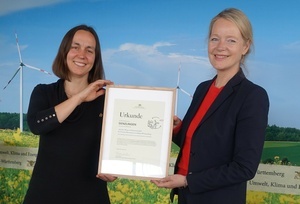 Umweltministerin Thekla Walker �berreicht im Umweltministerium die Siegerurkunde des Landeswettbewerbs �Auf dem Weg zur Klimaneutralit�t� f�r Vorreiter-Kommunen aus Baden-W�rttemberg an  Denzlingens Klimaschutzmanagerin Diana Str�uber.