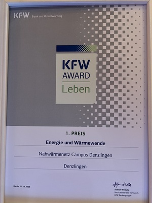 Urkunde KfW Award Leben: 1. Preis f�r das Nahw�rmenetz Campus Denzlingen mit Logo KfW Award auf grau wei�em Hintergrund, Foto Melanie Lackner, Gemeinde Denzlingen